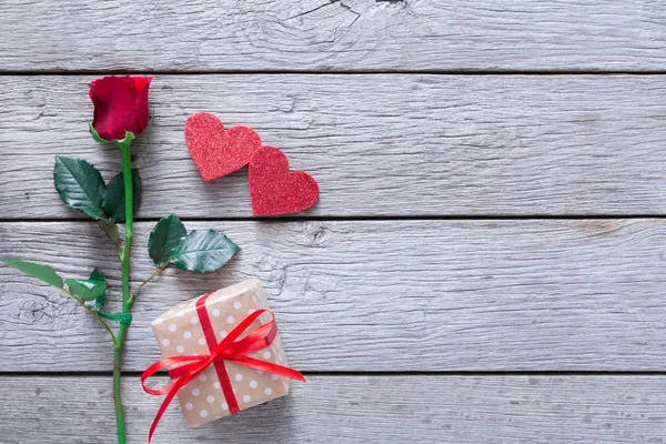 Dia dos namorados fundo, corações artesanais e rosa flor na madeira — Fotografia de Stock