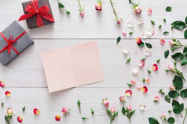 День Святого Валентина фон, подарункові коробки, листівки та квіти на дереві — стокове фото