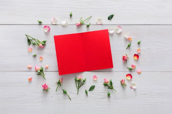 Dia dos namorados fundo, cartão de papel e flores em madeira branca — Fotografia de Stock