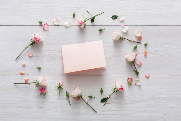 Fondo de San Valentín, corazones, tarjetas y flores en madera blanca — Foto de Stock