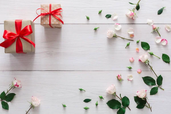 Valentinstag Hintergrund, Geschenk-Boxen und Blumen auf weißem Holz — Stockfoto