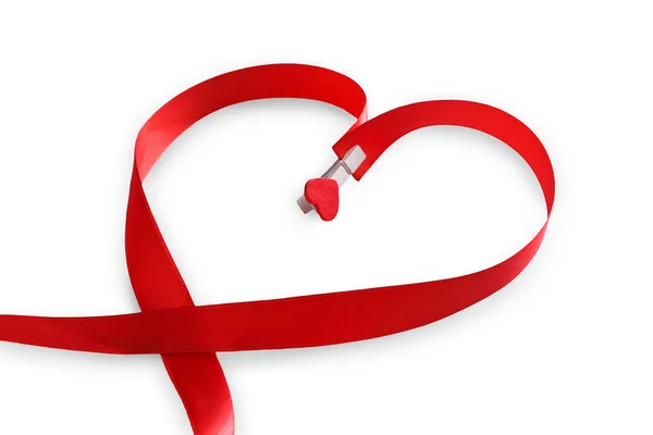 심장 모양, 발렌타인 사랑 개념에에서 빨간색 새틴 리본. — 스톡 사진
