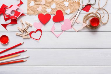 Sevgililer günü el yapımı scrapbooking arka plan, kesme ve yapıştırma kalpler kartı