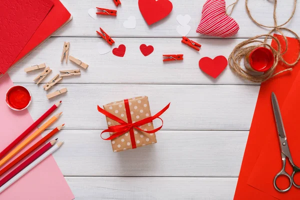 Sevgililer günü el yapımı mevcut arka plan, kesme ve yapıştırma kalpler kartı