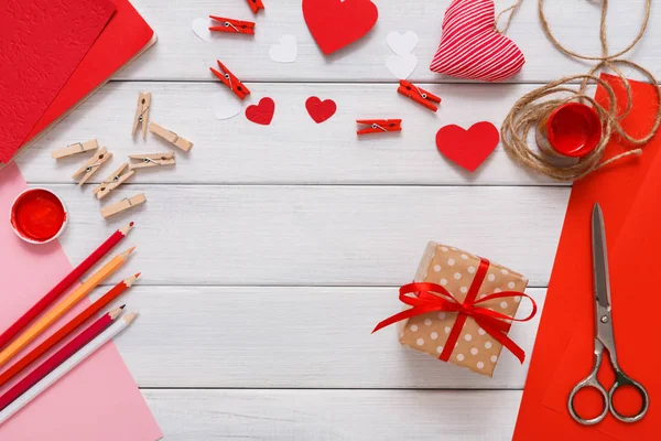 Valentine dag handgemaakte huidige achtergrond, knippen en plakken van harten kaart — Stockfoto