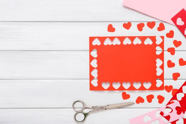 Valentine dag handgemaakte scrapbooking achtergrond, knippen en plakken van harten kaart — Stockfoto