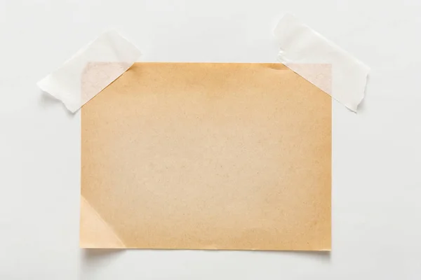 Vieja hoja de papel artesanal aislada sobre fondo blanco — Foto de Stock