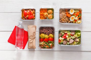 Sağlıklı gıda götürün kutularında, ahşap, üstten görünüm