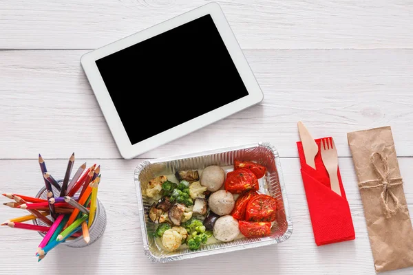 Healthy food, lunch in foil box on student table, diet — Stock Photo, Image