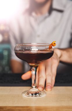 Genç barmen gece kulübü barda kokteylin alkol sunar