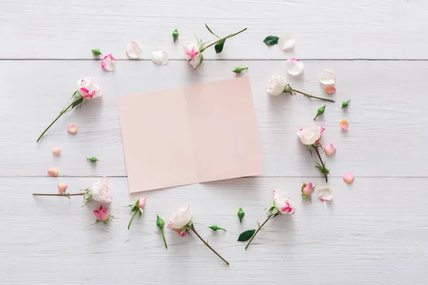 Dia dos namorados fundo, cartão de papel e flores em madeira branca — Fotografia de Stock