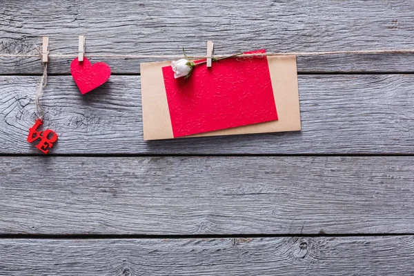 Valentine dag achtergrond, papier harten en kaart op hout — Stockfoto