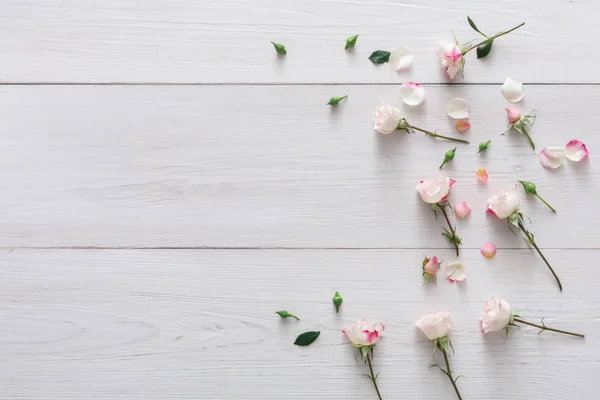 Dia dos namorados fundo, pétalas e flores em madeira branca — Fotografia de Stock