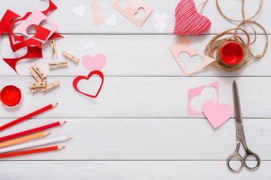 Sevgililer günü el yapımı scrapbooking arka plan, kesme ve yapıştırma kalpler kartı