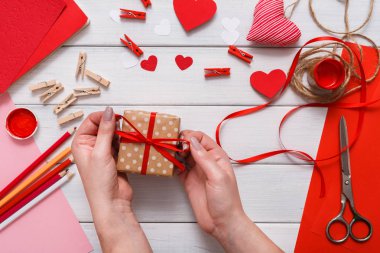 Sevgililer günü el yapımı mevcut arka plan, kesme ve yapıştırma kalpler kartı