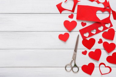 Sevgililer günü el yapımı scrapbooking arka plan, kesme ve yapıştırma kalpler kartı