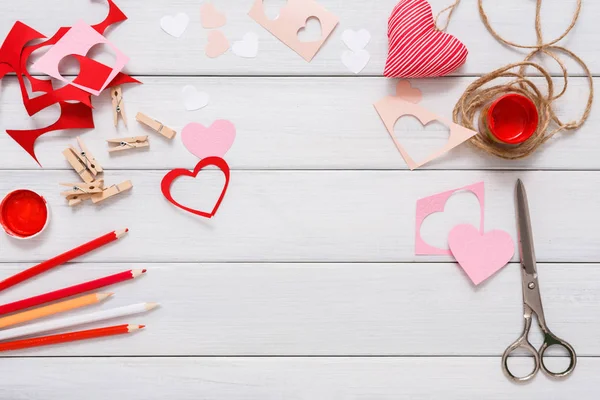 Sevgililer günü el yapımı scrapbooking arka plan, kesme ve yapıştırma kalpler kartı