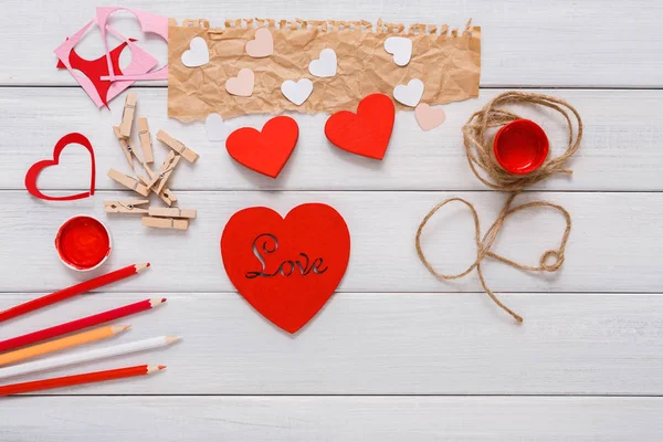 Sevgililer günü diy el yapımı kalpler yapım, en iyi görünümü ahşap üzerine — Stok fotoğraf