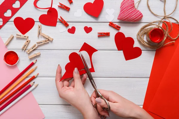 Valentine dag handgemaakte scrapbooking achtergrond, knippen en plakken van harten kaart — Stockfoto