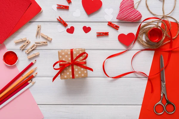 Valentine dag handgemaakte huidige achtergrond, knippen en plakken van harten kaart — Stockfoto