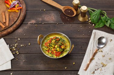 Vegan ve vejetaryen Hint Restoran yemek, baharatlı körili soya peyniri üzerinden