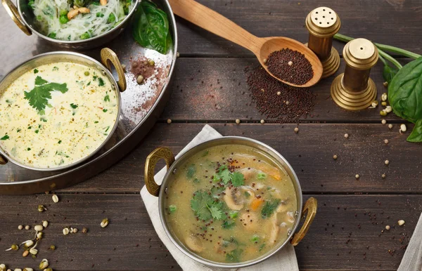Vegane und vegetarische indische Küche, Pilzsuppe — Stockfoto