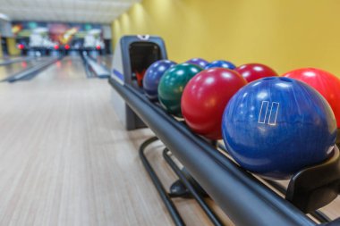 Bowling topları dönüş makine, sokak arka plan