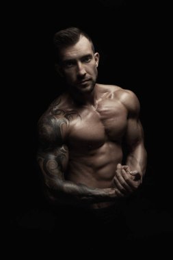 Güçlü atletik adam aidatı çıplak kas vücut