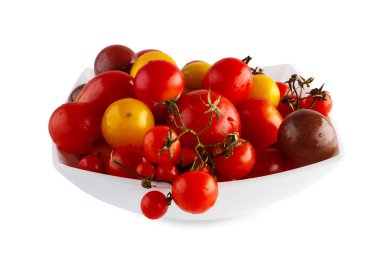 Sarı bezelye, kiraz ve erik domates izole üzerinde beyaz sıralar.