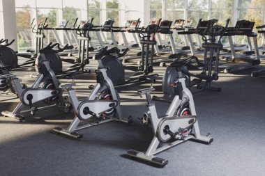 Modern bir spor salonu iç donanımları, fitness egzersiz bisikleti ile