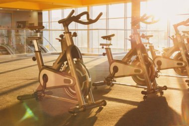 Modern bir spor salonu iç donanımları, fitness egzersiz bisikleti ile