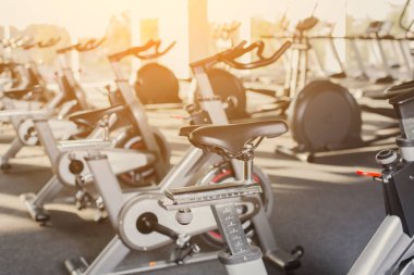 Modern bir spor salonu iç donanımları, fitness egzersiz bisikleti ile