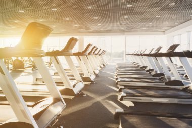 Modern bir spor salonu iç donanımları, fitness kardiyo egzersizi için koşu bandı ile