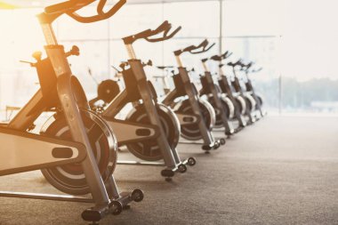 Modern bir spor salonu iç donanımları, fitness egzersiz bisikleti ile