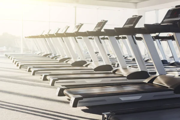 Modernt gym interiör med utrustning, löpband för fitness konditionsträning — Stockfoto