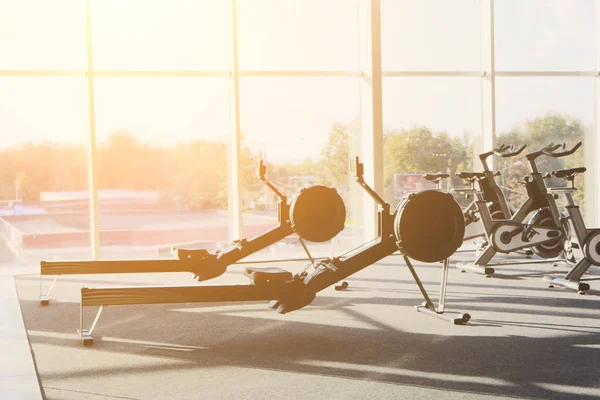 장비, 피트 니스 다리 운동 기계와 현대 체육관 인테리어 — 스톡 사진