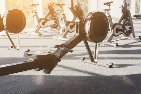 Modern bir spor salonu iç donanımları, fitness bacak egzersiz makinesi ile — Stok fotoğraf