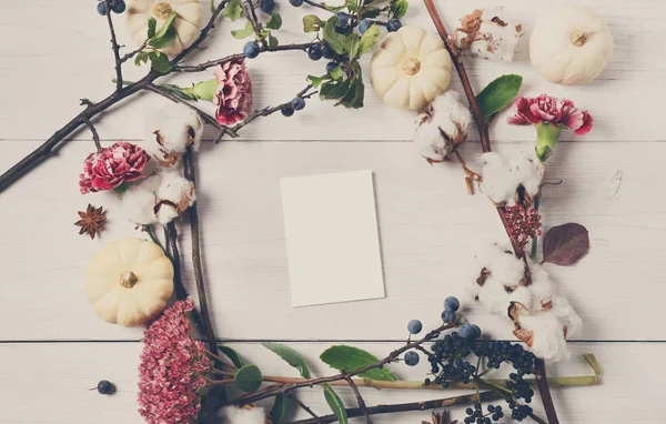 Beyaz ahşap, en iyi görünümü üzerinde kurutulmuş çiçek çerçeve çiçek.