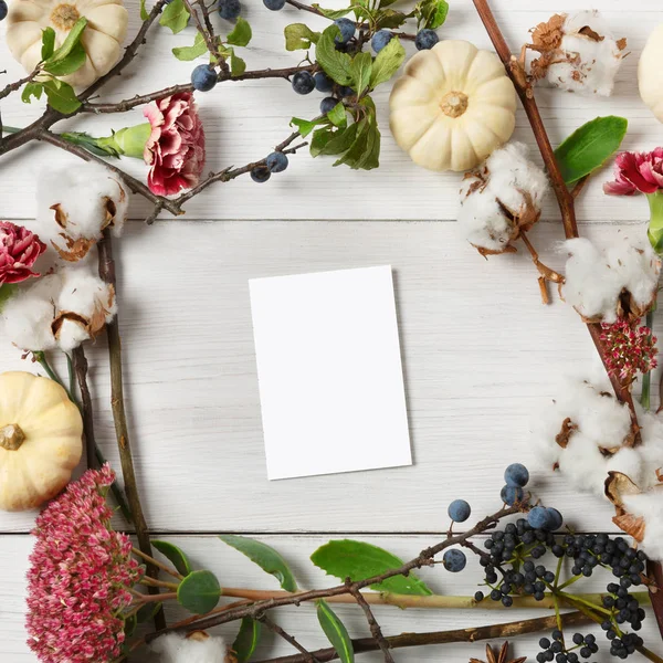 Beyaz ahşap, en iyi görünümü üzerinde kurutulmuş çiçek çerçeve çiçek.