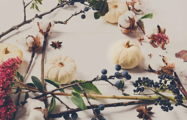 Beyaz ahşap, en iyi görünümü üzerinde kurutulmuş çiçek çerçeve çiçek.