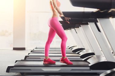 Kadının ayak fitness Club, sağlıklı yaşam koşu bandı üzerinde
