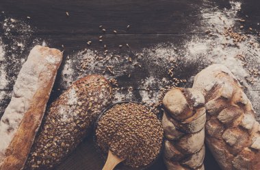 Ekmek fırın arka plan. Kahverengi ve beyaz buğday tahıl somun kompozisyon