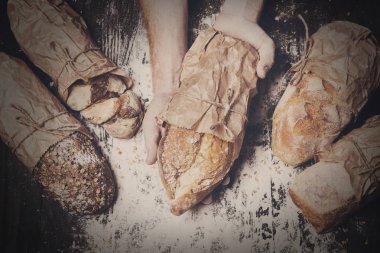 Fırın kavramı arka plan. Ekmek somun ellerini tutun