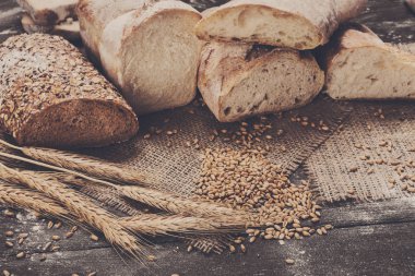 Fırın kavramı. Dilimlenmiş ekmek arka plan bol