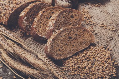Fırın kavramı. Dilimlenmiş çavdar ekmeği arka plan bol