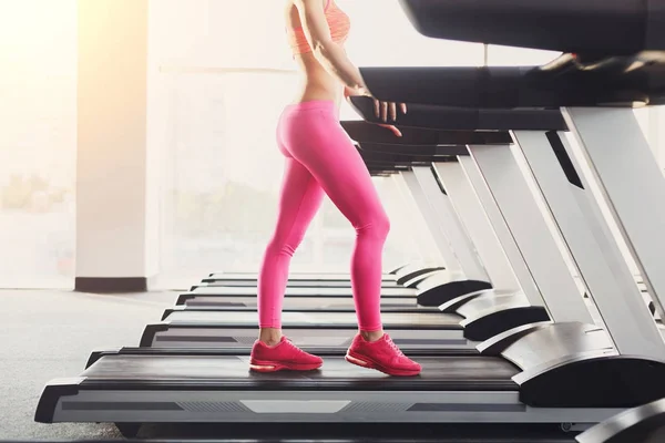 Mujeres piernas en la cinta de correr en el gimnasio, estilo de vida saludable — Foto de Stock