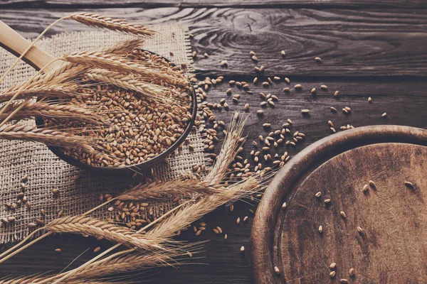 Ekmek fırın arka plan, tahıl ve buğday kulaklar — Stok fotoğraf