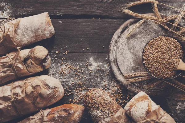 Ekmek fırın arka plan. Kahverengi ve beyaz buğday tahıl somun kompozisyon — Stok fotoğraf