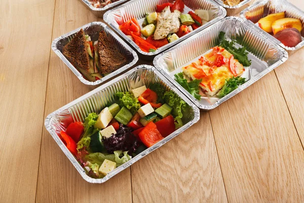 Alimentos saudáveis em caixas, conceito de dieta . — Fotografia de Stock