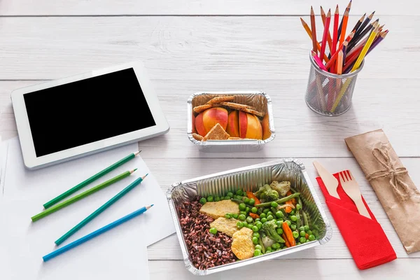 Cibo sano, pranzo in scatola di alluminio sul tavolo degli studenti, dieta — Foto Stock